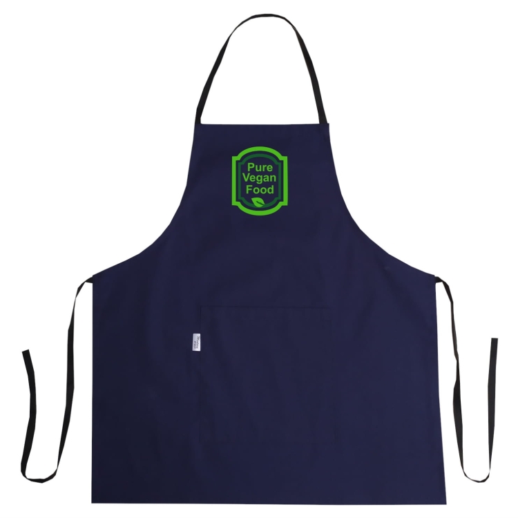 Tablier de cuisine avec le logo 'Pure vegan food' en utilisation.