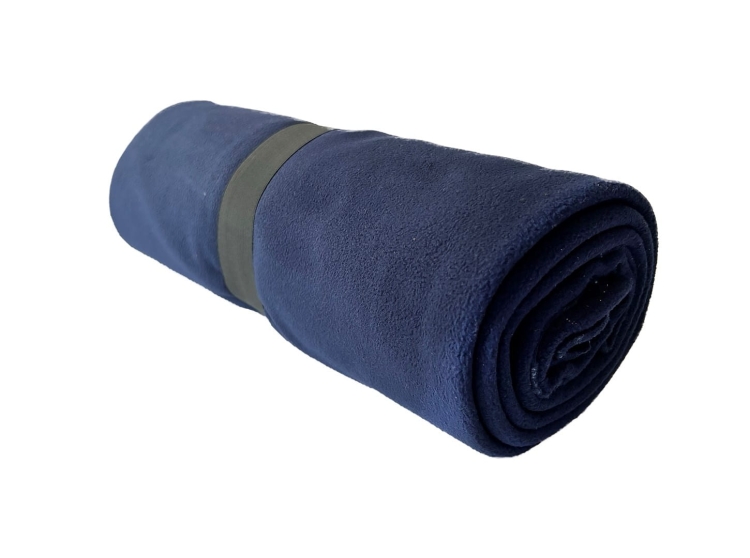 Couverture polaire bleu marine pour toutes les occasions.