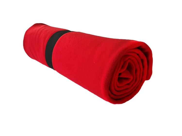 Couverture en polaire rouge pour toutes les occasions.