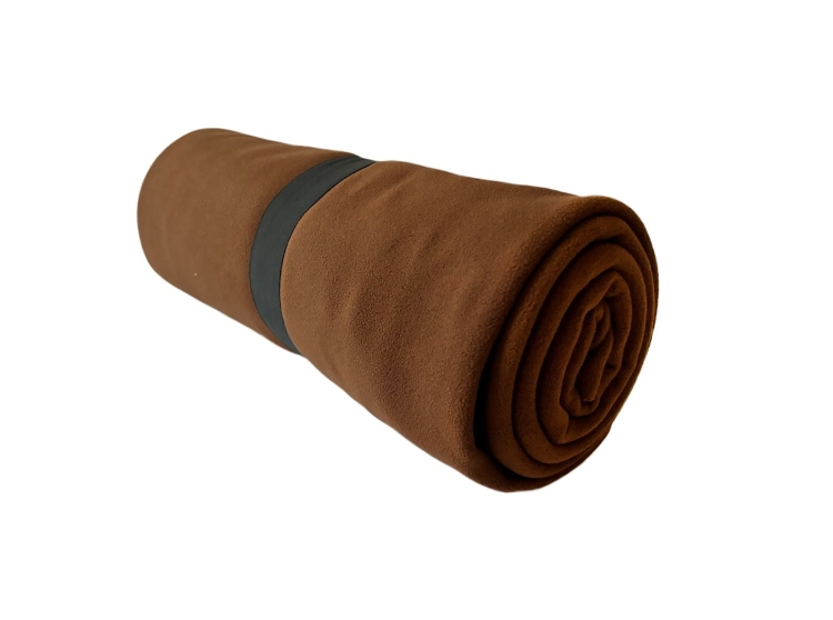Couverture en polaire marron pour toutes les occasions.