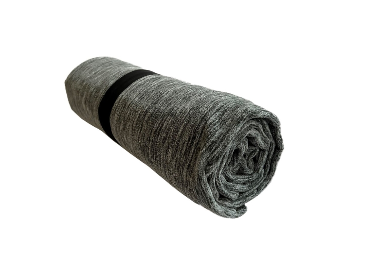 Couverture en polaire grise pour toutes les occasions.