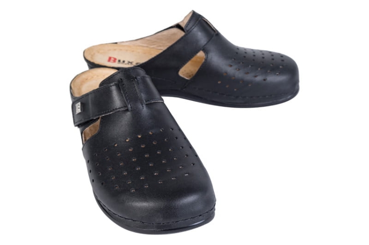 Czarne skórzane klapki zdrowotne anatomiczne