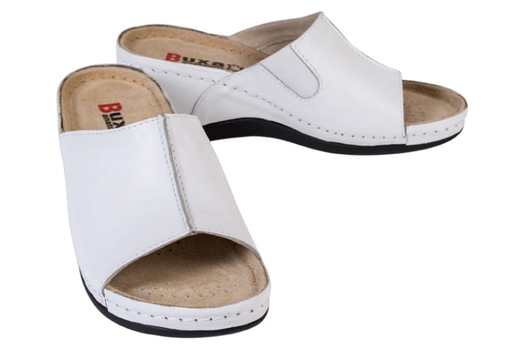 Białe skórzane klapki anatomiczne medyczne